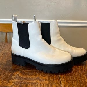 Women’s platform white and black boots size 7 but more like a size 6 or 5.5